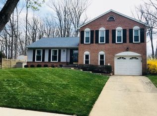 2211 Loch Lomond Dr, Vienna, VA 22181