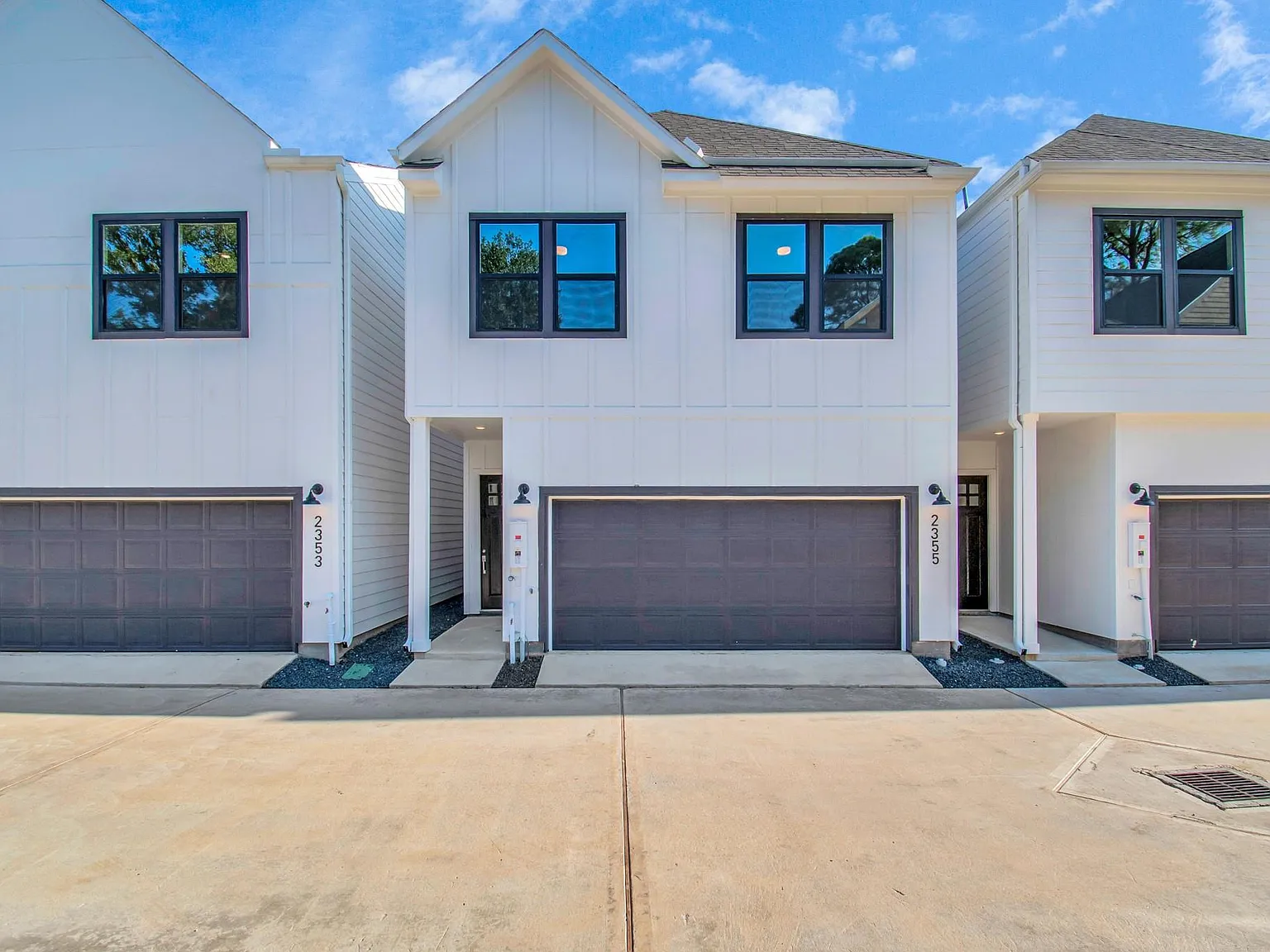 3 bed, 2.5 bath, 1627 sqft, $2,400 — Photo 1