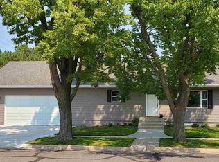 124 E 10th St, Imperial, NE 69033