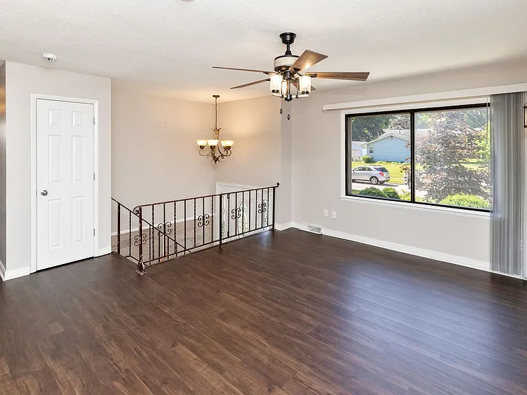 3815 Hillcrest Dr — Photo 6