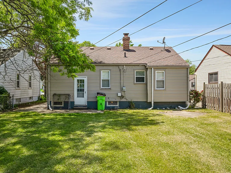 26080 Blumfield St — Photo 24