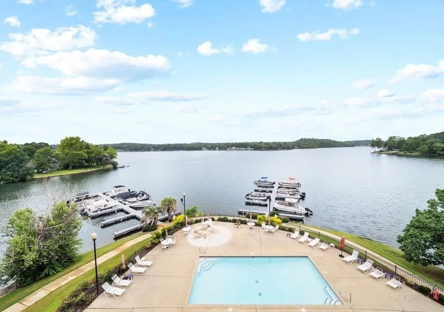 Beautiful 2 Bedroom / 2 Bathroom Condo on Lake Harding — Photo 4