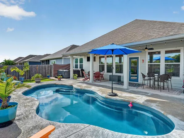 101 Shady Terrace Ln, Rockport, TX 78382