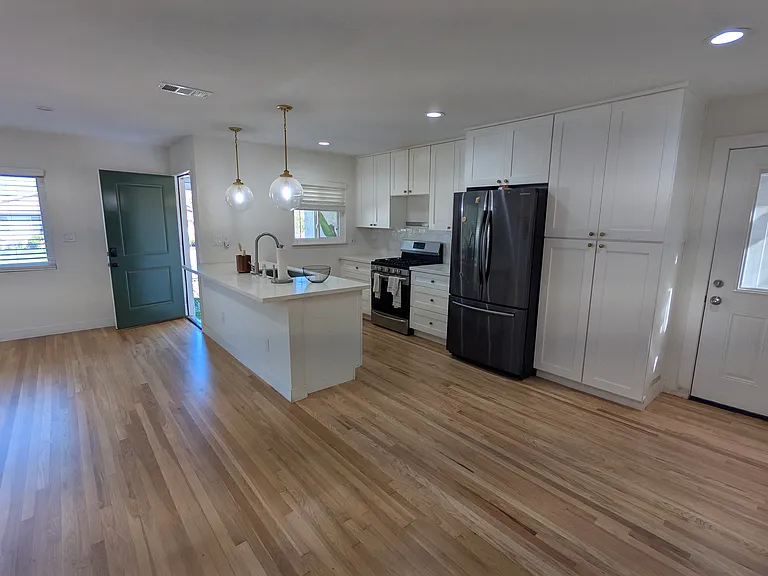 1638 Dartmoor Dr — Photo 2