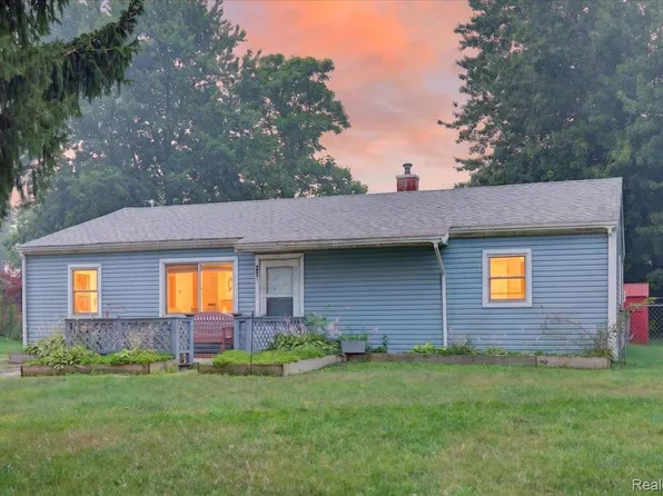 3872 Queensbury Rd, Orion, MI 48359