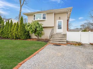 272 Floyd Rd, Shirley, NY 11967