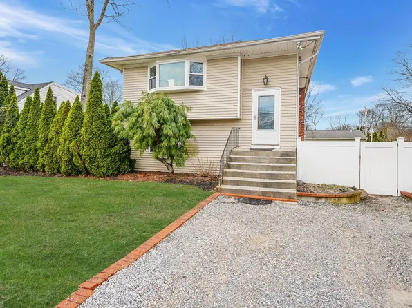 272 Floyd Road, Shirley, NY 11967