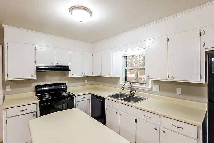 3 bed, 2.0 bath, 2278 sqft, $1,995 — Photo 4