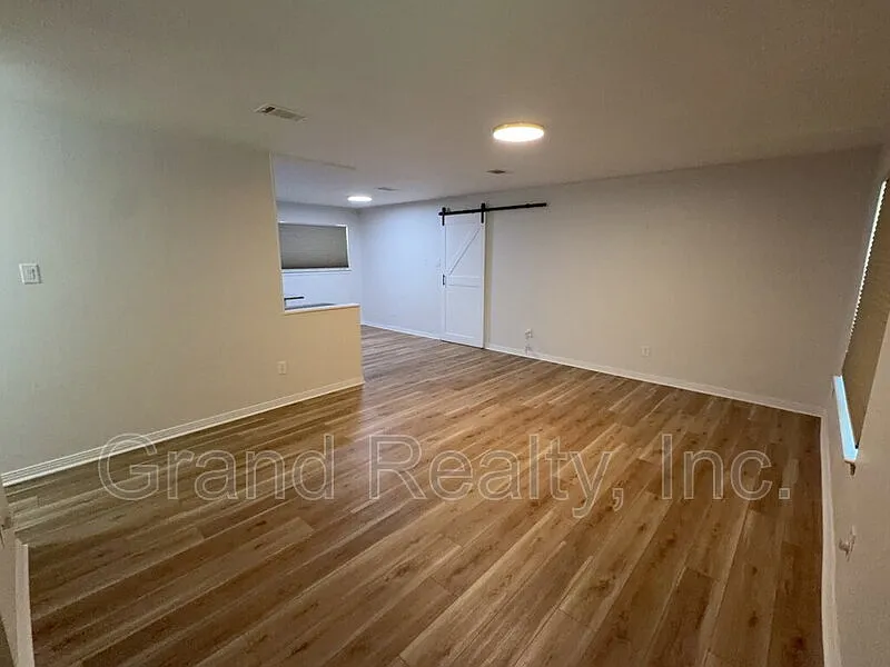 3 bed, 1.5 bath, 1326 sqft, $1,800 — Photo 3