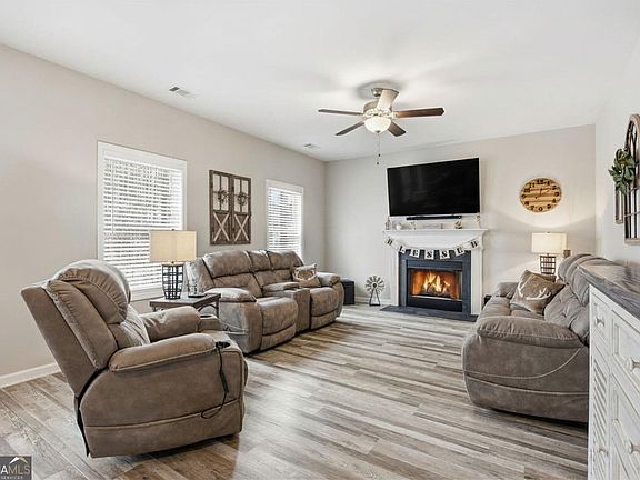 5th image of 592 Willow Springs Dr