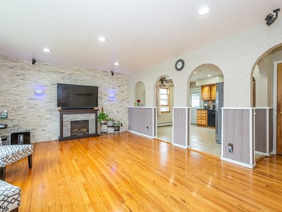 5th image of 34 Meadow Ln
