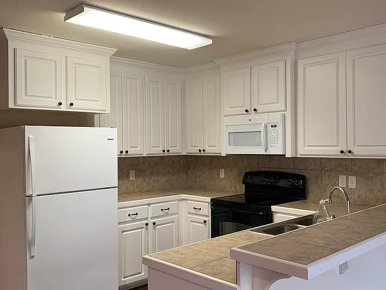 100 Hawthorne Dr — Photo 12