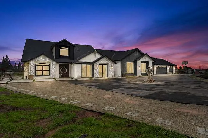 5 bed, 4800 sqft, $5,500 — Photo 1