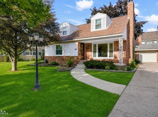 20631 Wedgewood Dr, Grosse Pointe Woods, MI 48236