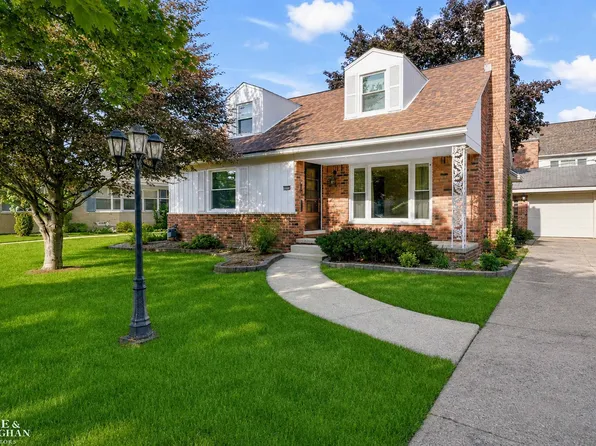 20631 Wedgewood Dr, Grosse Pointe Woods, MI 48236