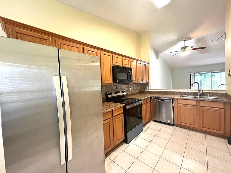 1141 Covington St — Photo 9