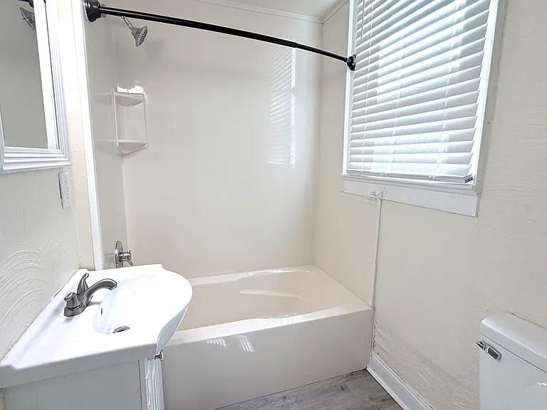 806 SE Riverside Dr #A — Photo 7