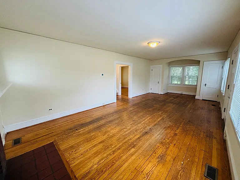 1410 N Main St — Photo 5