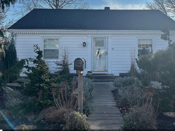 9 Loyola Ter, Newport, RI 02840