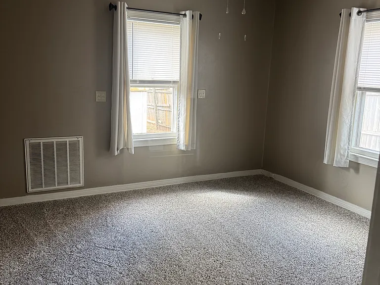 1208 E Hurd St — Photo 28