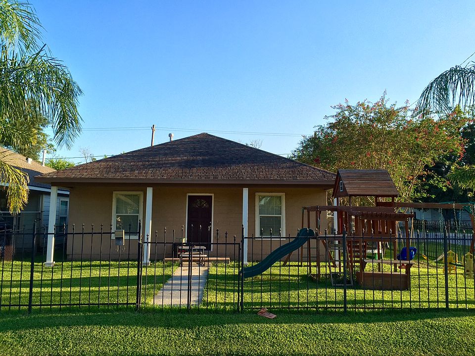 Front view of home