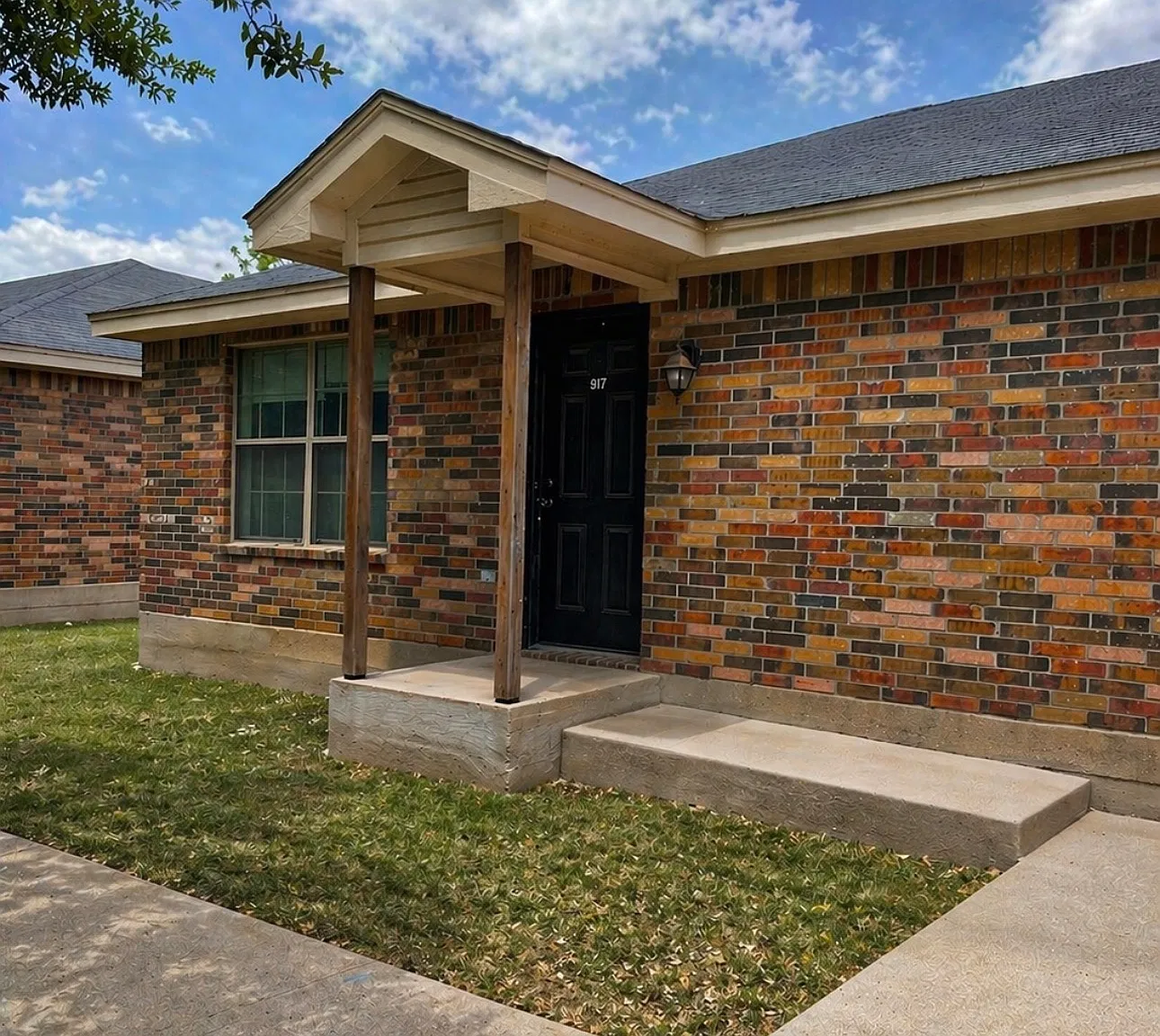 Lewis Dr - 917 — Photo 1