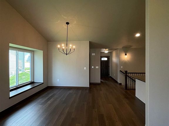 5th image of 613 Hillside Dr