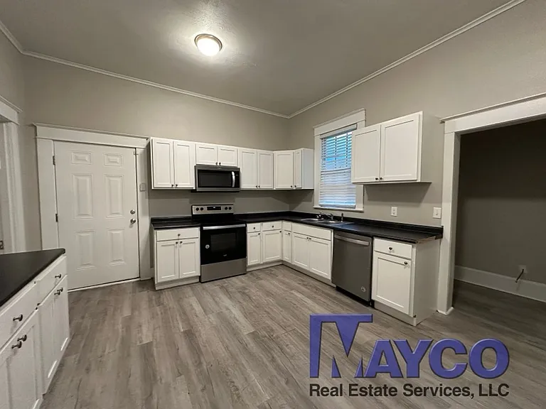 442 Robinson Pl — Photo 2