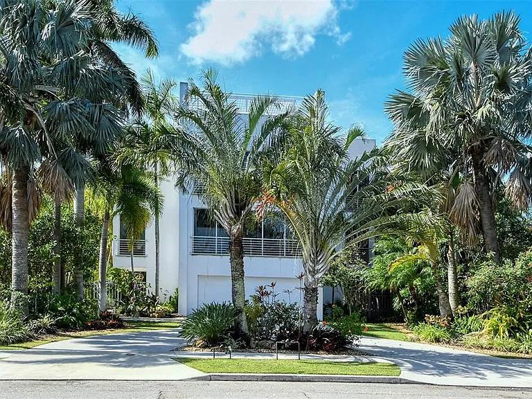 213 N Washington Dr — Photo 80
