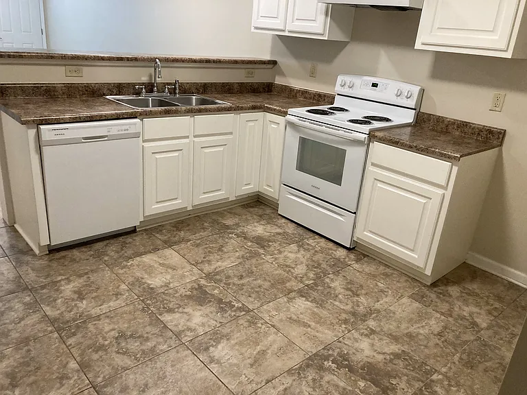 9134 Feathers Chapel Dr — Photo 2
