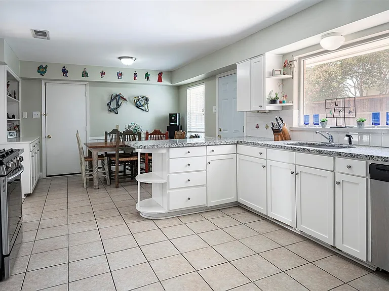 6814 Pemberton Dr — Photo 12
