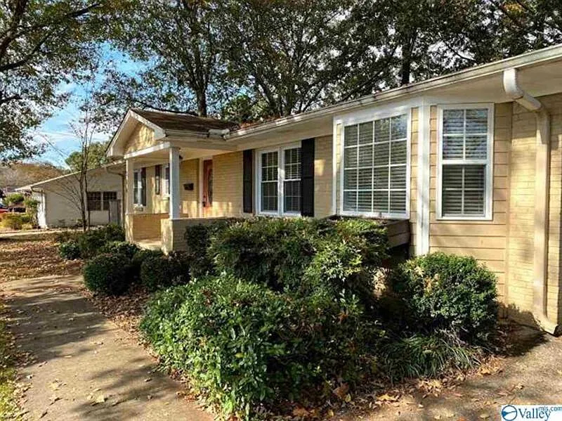 3 bed, 2.0 bath, 1550 sqft, $1,800 — Photo 2