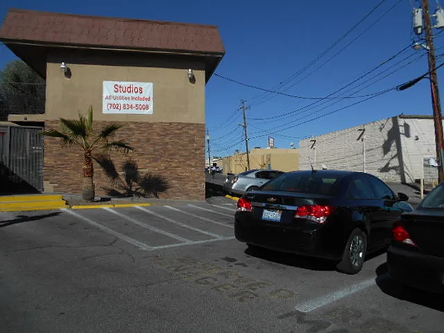 Oak Tree Apartments — Photo 15
