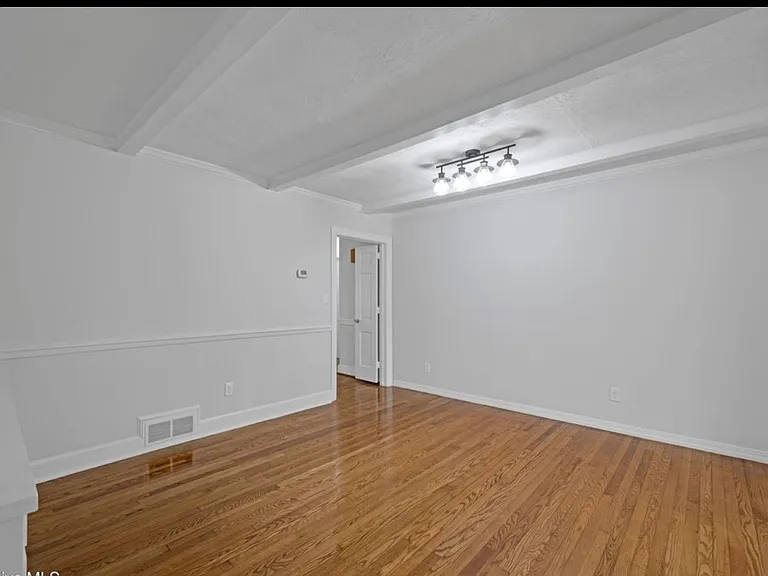 306 Granville Dr — Photo 7