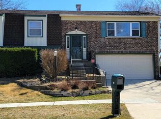 1153 Cambridge Dr, Buffalo Grove, IL 60089