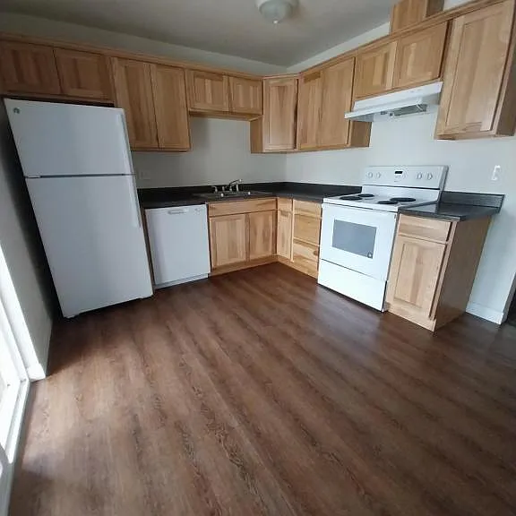 444 NW D St #F — Photo 4