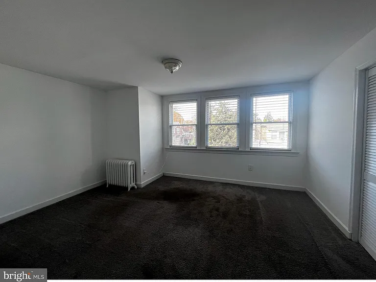 248 E Queen Ln — Photo 13