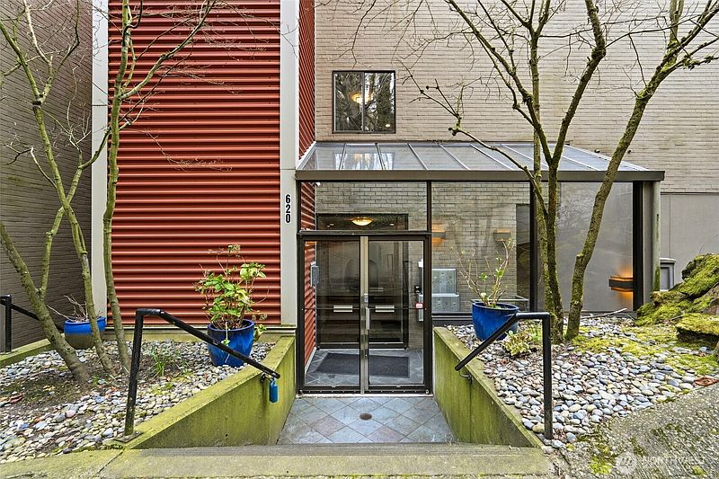 4th image of 620 W Mercer Place #2B