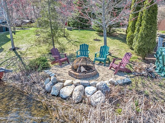 4th image of 864 South Rd