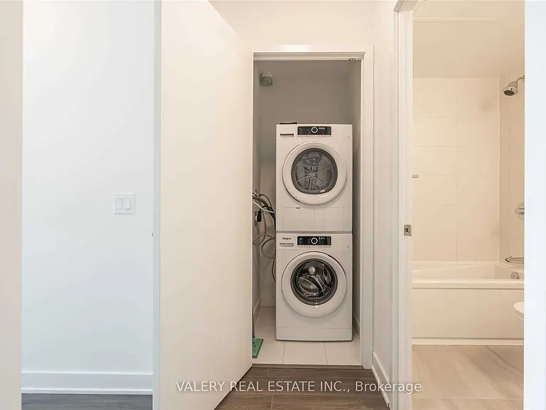 681 Yonge St #227 — Photo 9