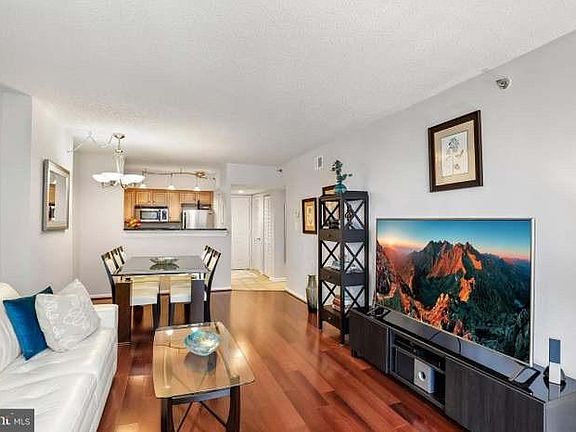 3rd image of 1001 N Randolph St APT 405
