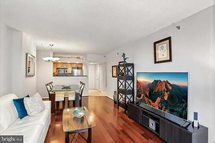 1001 N Randolph St #405 — Photo 3
