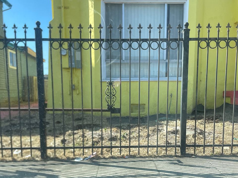 Frontal view of property