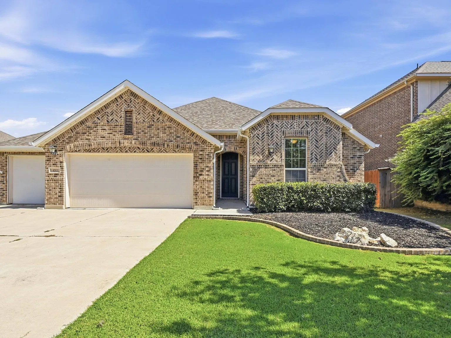 3 bed, 2.5 bath, 2327 sqft, $2,300 — Photo 2