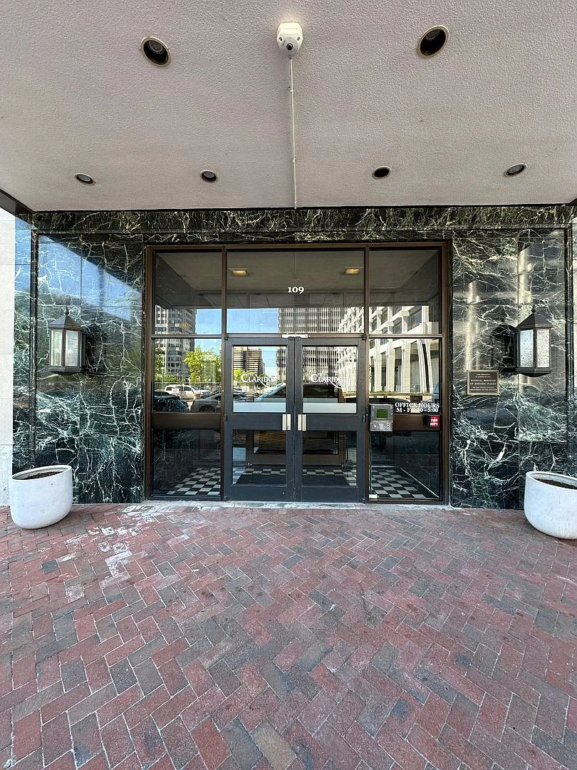 Includes Garage Parking And Indoor Pool! Studio Downtown Memphis Condo In The Historic Claridge H... — Photo 1