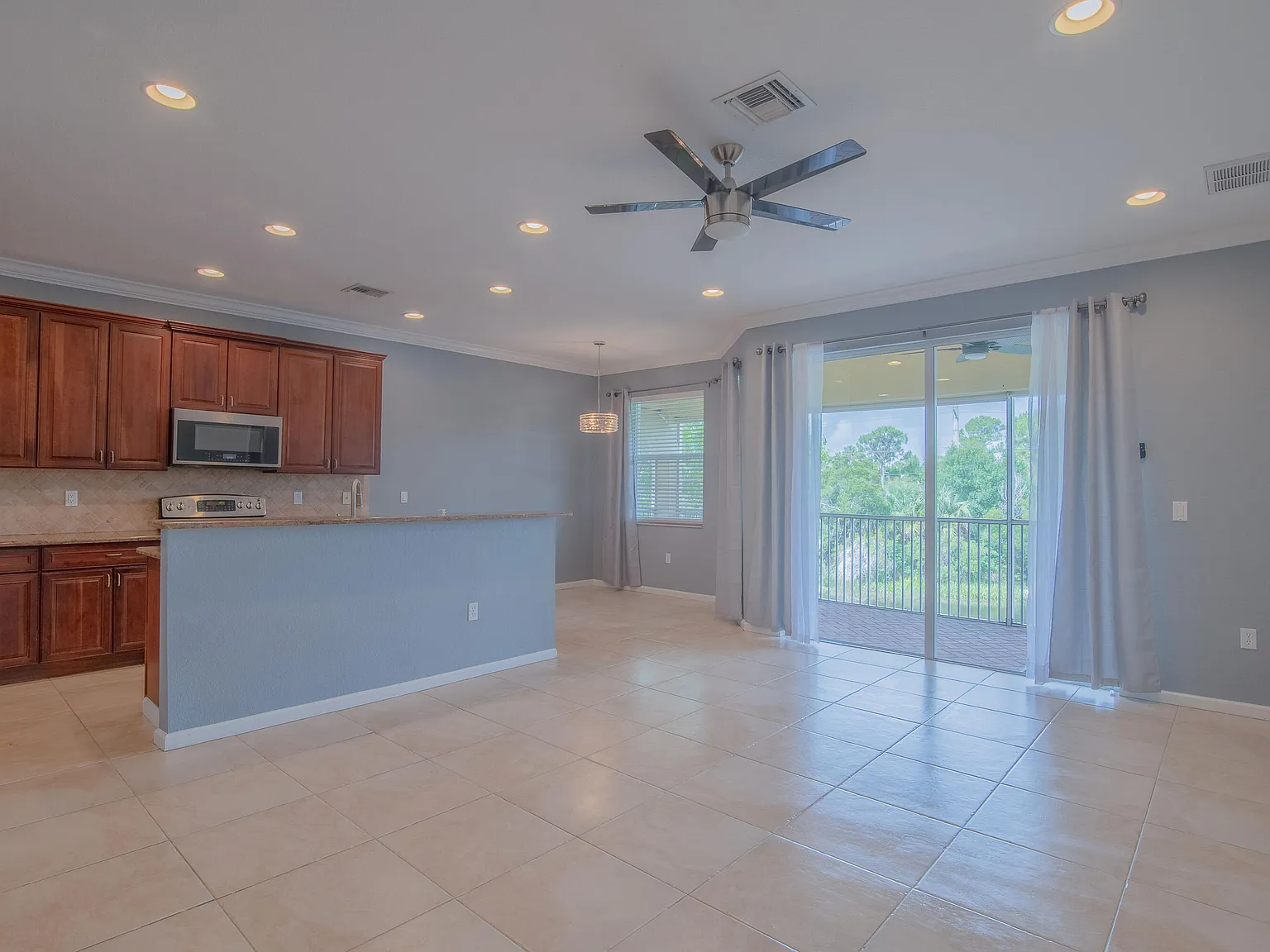 3 bed, 2.0 bath, 1700 sqft, $2,550 — Photo 2