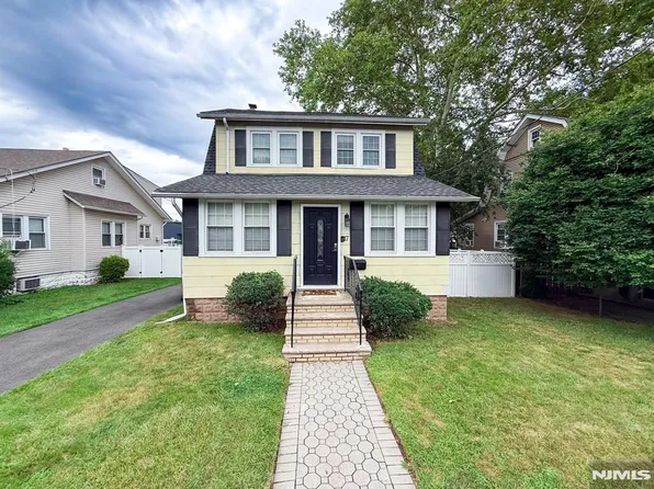 17 Carnation St, Bergenfield, NJ 07621