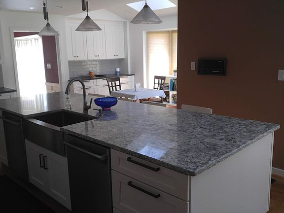 Kitchen and breakfast nook (double Bosch dishwashers)