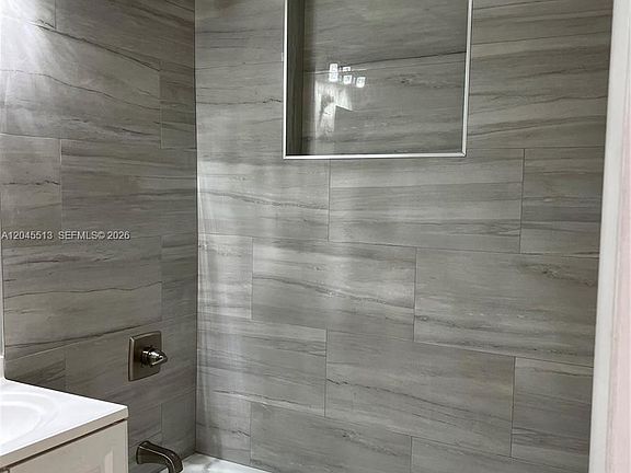 5th image of 325 SW 14th Ct APT C
