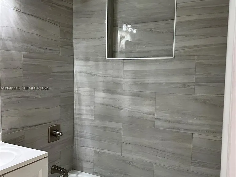 325 SW 14th Ct #C — Photo 5